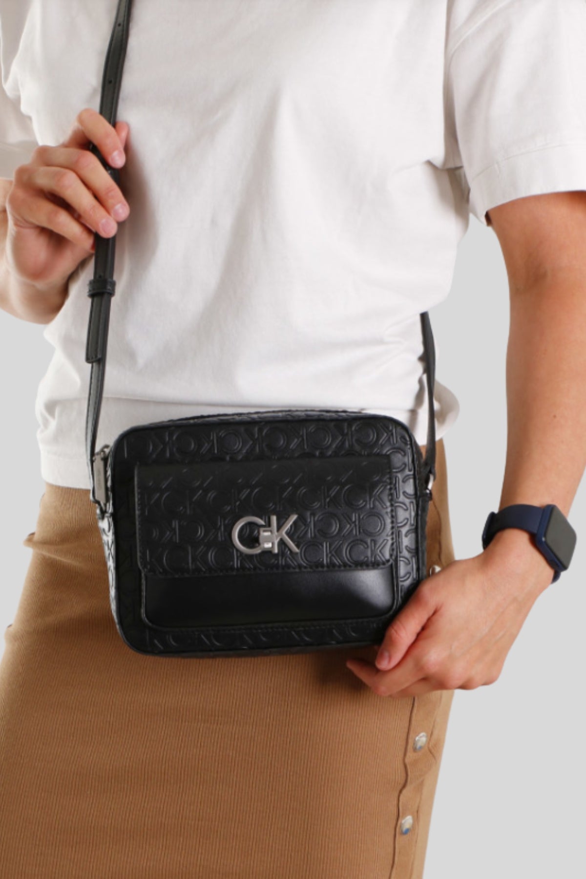 Torebka Calvin Klein z regulowanym ramieniem i ekologicznym materiałem