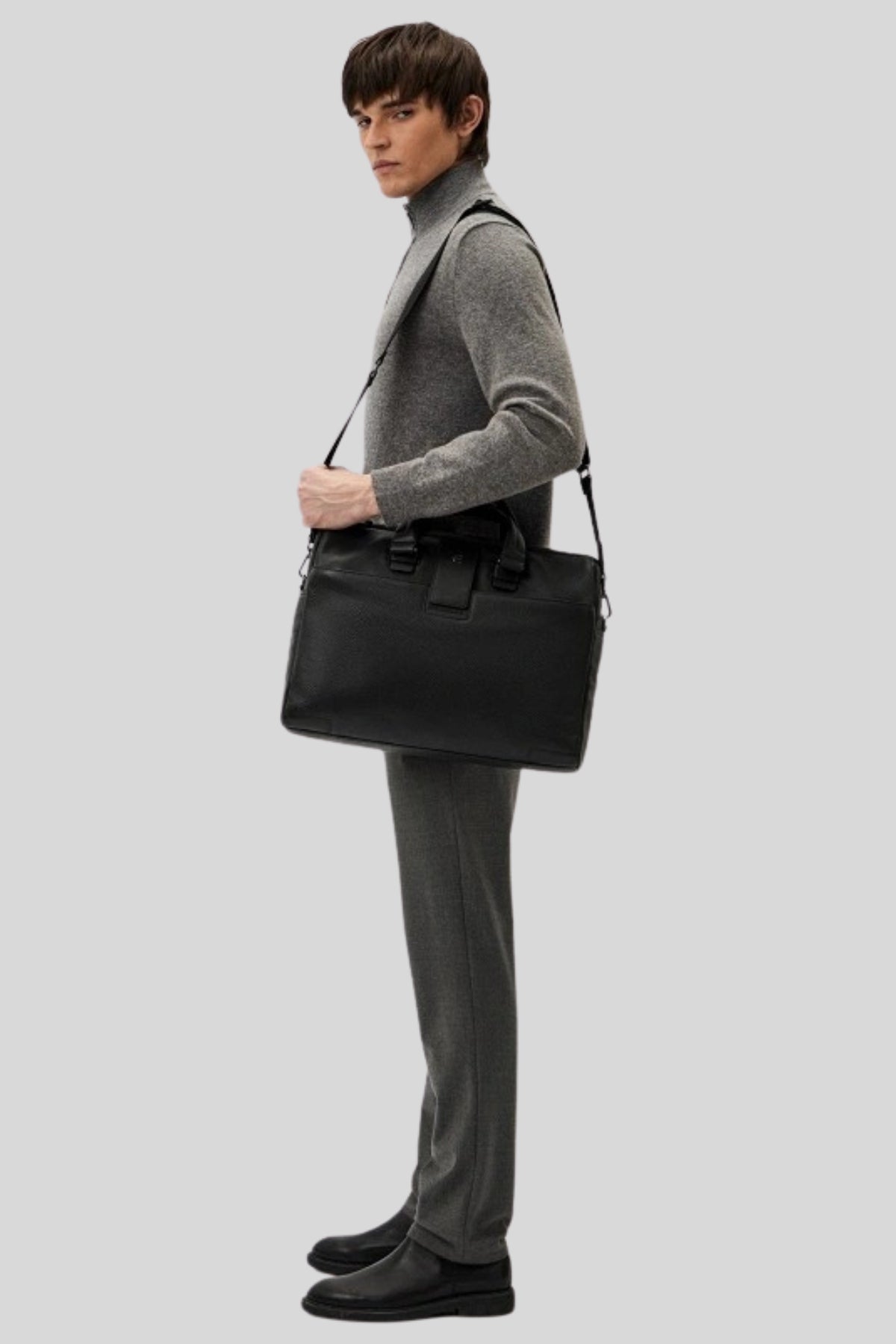 Elegancka teczka Piquadro czarna ze skórzanymi detalami